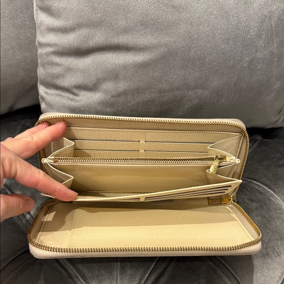 Louis Vuitton Cream Damier Zippy organizer with gold Accents - Picture 3 of 9